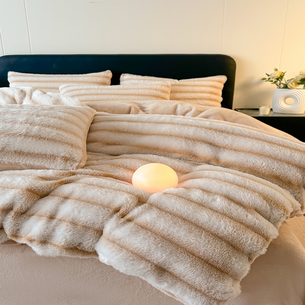 91家纺网 家纺一手货源 找家纺 乐窝家纺仓储 2025新款复古美拉德兔毛绒仿皮草绒牛奶绒四件套不掉色量大价优 奶油白