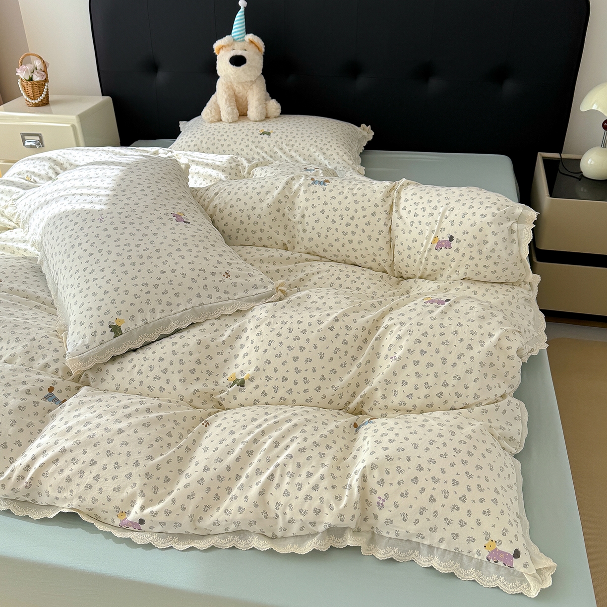 91家纺网 家纺一手货源 找家纺 竹合 2026新款田园韩版花边款小碎花古法水洗仿棉A类云感棉四件套 花田小狗