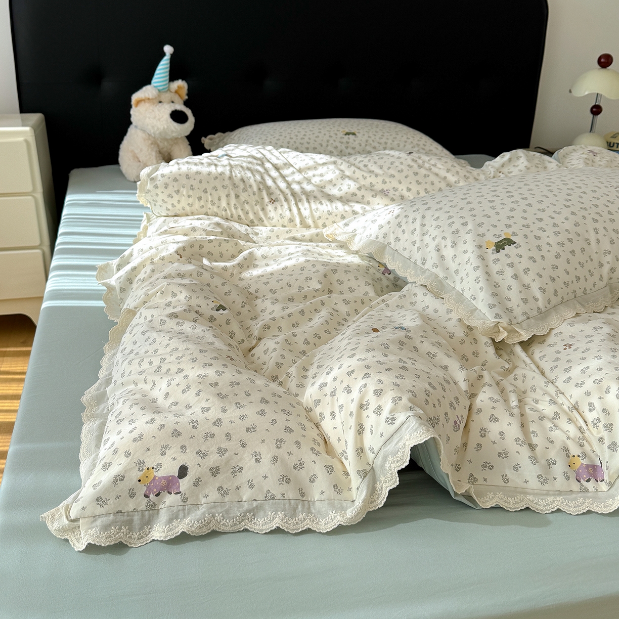 91家纺网 家纺一手货源 找家纺 竹合 2026新款田园韩版花边款小碎花古法水洗仿棉A类云感棉四件套 花田小狗