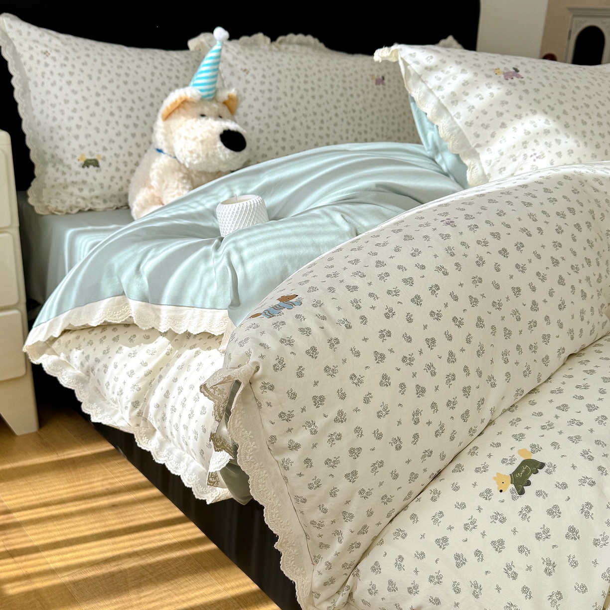 91家纺网 家纺一手货源 找家纺 竹合 2026新款田园韩版花边款小碎花古法水洗仿棉A类云感棉四件套 花田小狗