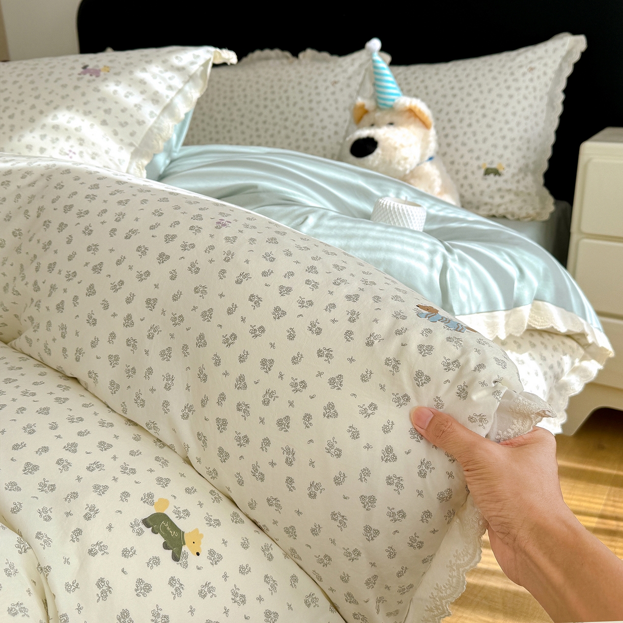 91家纺网 家纺一手货源 找家纺 竹合 2026新款田园韩版花边款小碎花古法水洗仿棉A类云感棉四件套 花田小狗