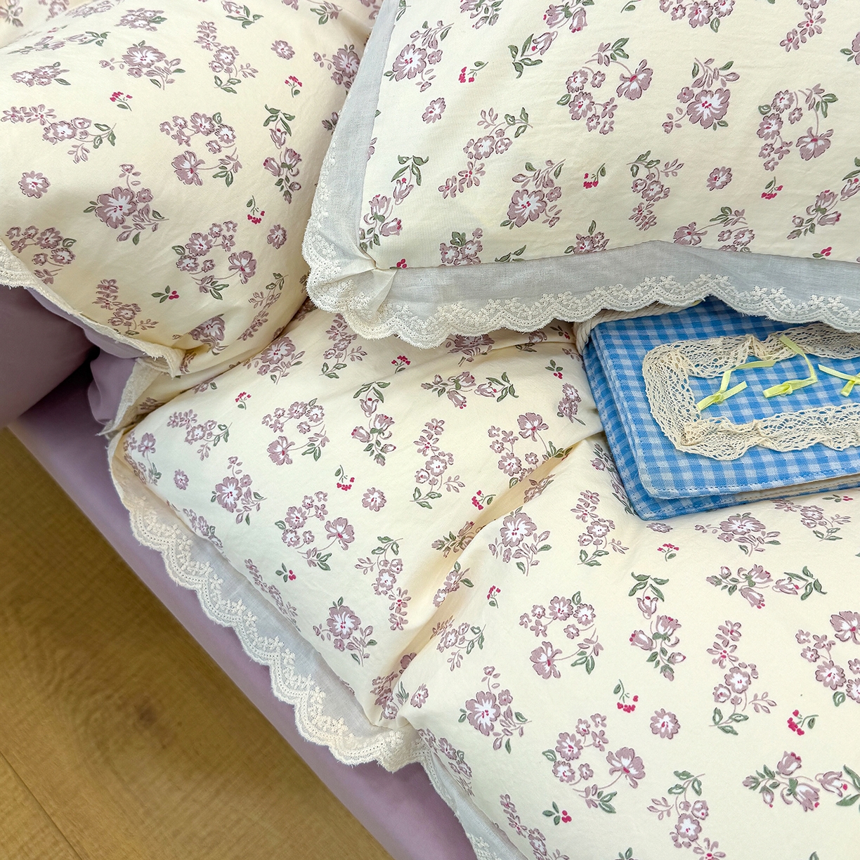 91家纺网 家纺一手货源 找家纺 竹合 2026新款田园韩版花边款小碎花古法水洗仿棉A类云感棉四件套 漫步花间