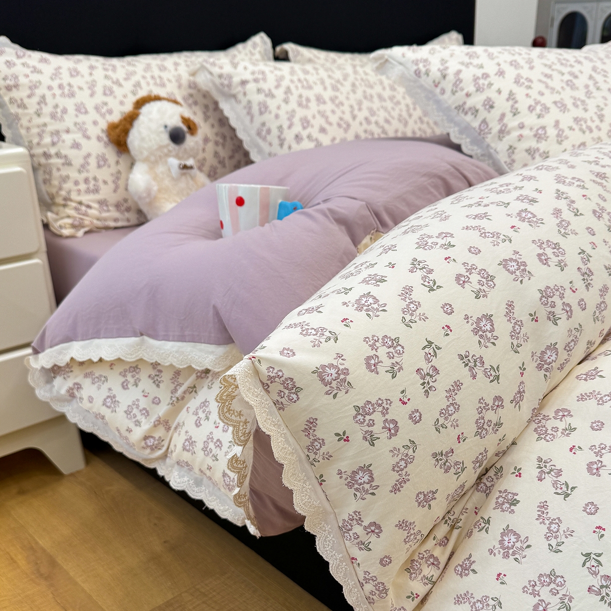 91家纺网 家纺一手货源 找家纺 竹合 2026新款田园韩版花边款小碎花古法水洗仿棉A类云感棉四件套 漫步花间