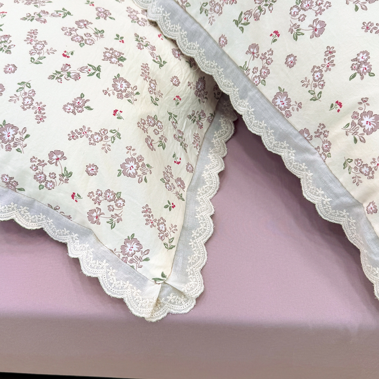 91家纺网 家纺一手货源 找家纺 竹合 2026新款田园韩版花边款小碎花古法水洗仿棉A类云感棉四件套 漫步花间