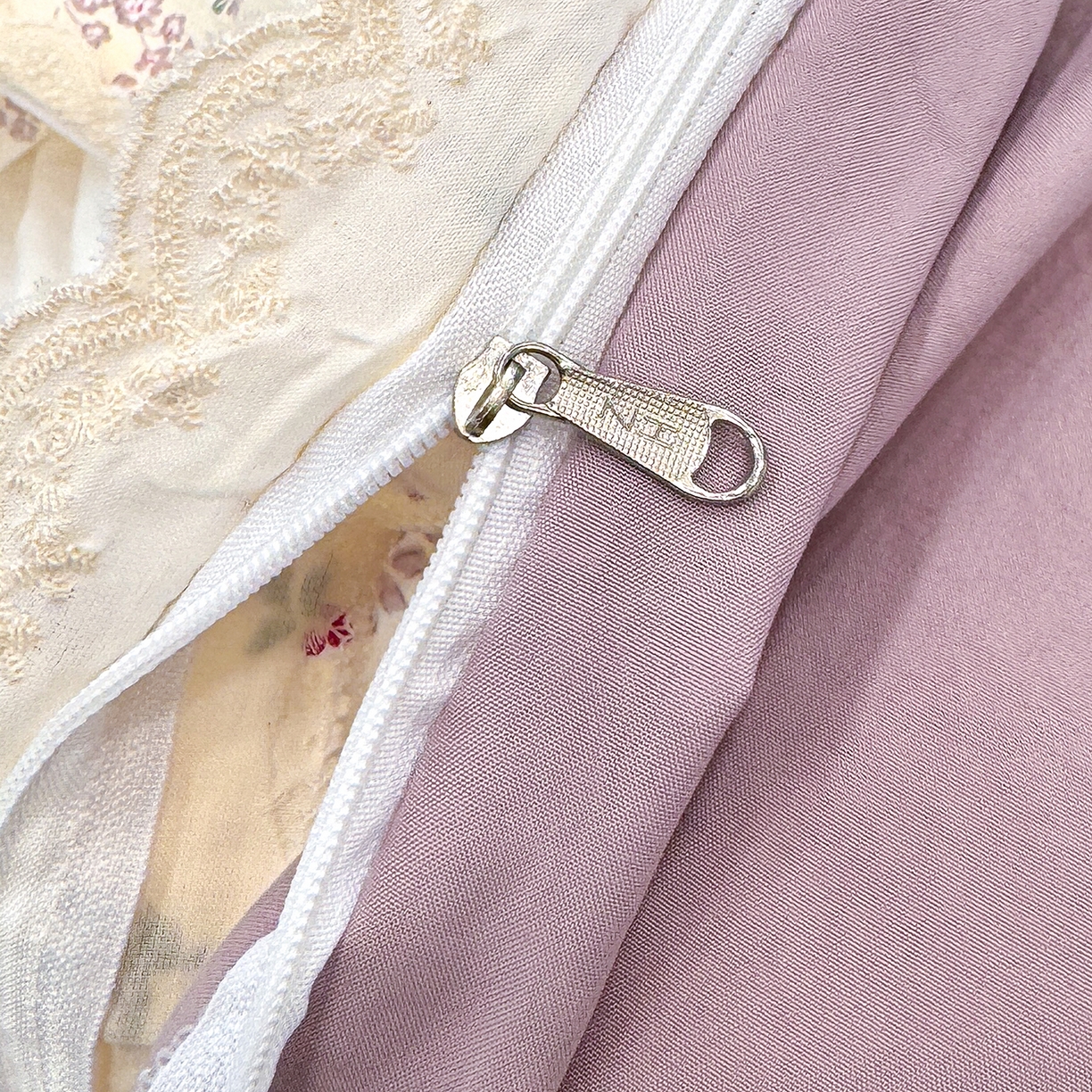 91家纺网 家纺一手货源 找家纺 竹合 2026新款田园韩版花边款小碎花古法水洗仿棉A类云感棉四件套 漫步花间