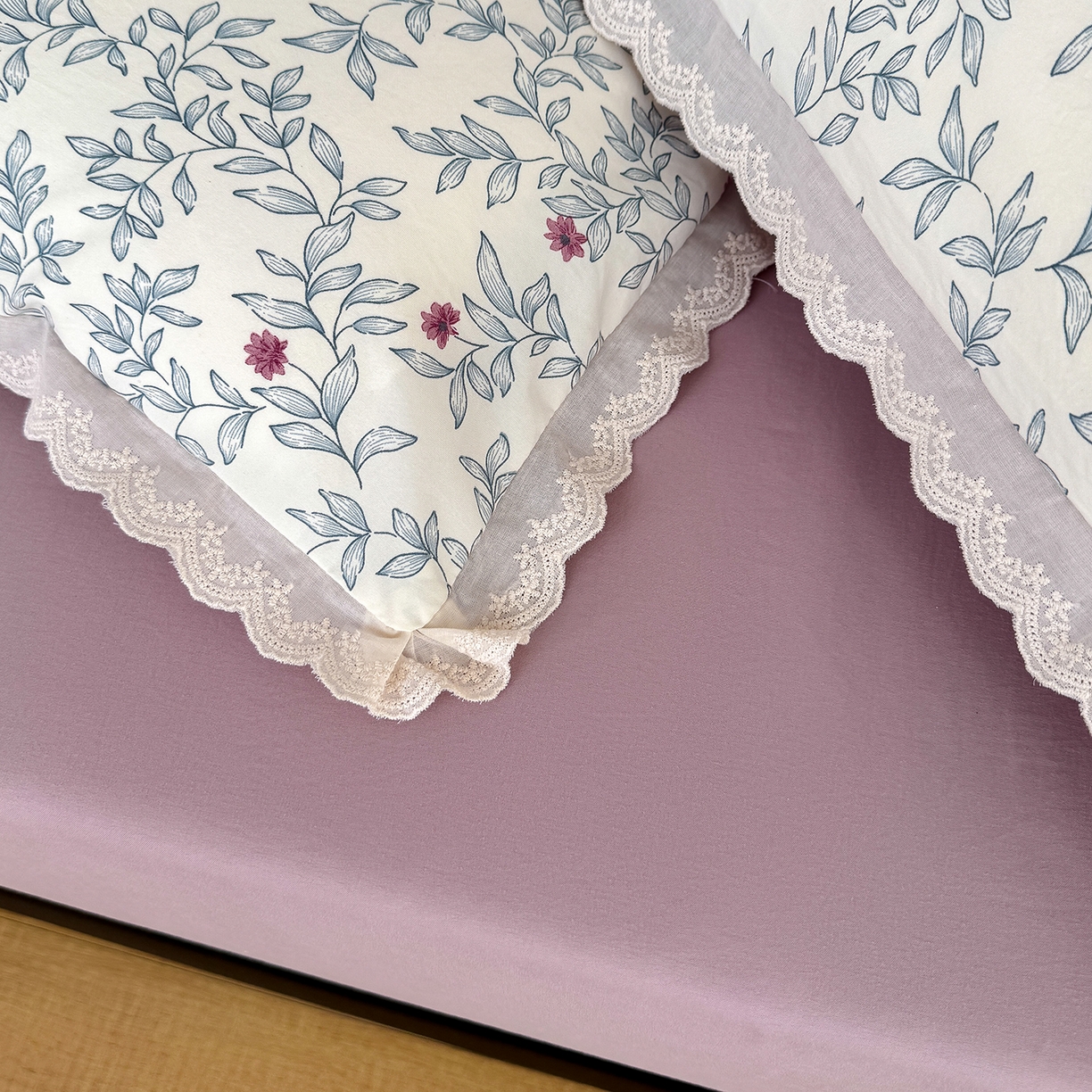 91家纺网 家纺一手货源 找家纺 竹合 2026新款田园韩版花边款小碎花古法水洗仿棉A类云感棉四件套 半糖悠然