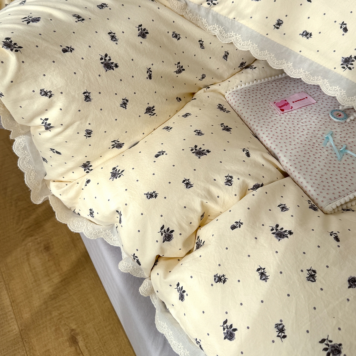 91家纺网 家纺一手货源 找家纺 竹合 2026新款田园韩版花边款小碎花古法水洗仿棉A类云感棉四件套 暖暖