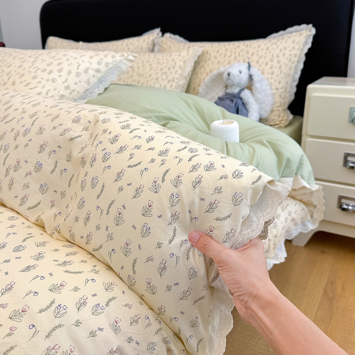 91家纺网 家纺一手货源 找家纺 竹合 2026新款田园韩版花边款小碎花古法水洗仿棉A类云感棉四件套 千寻绿