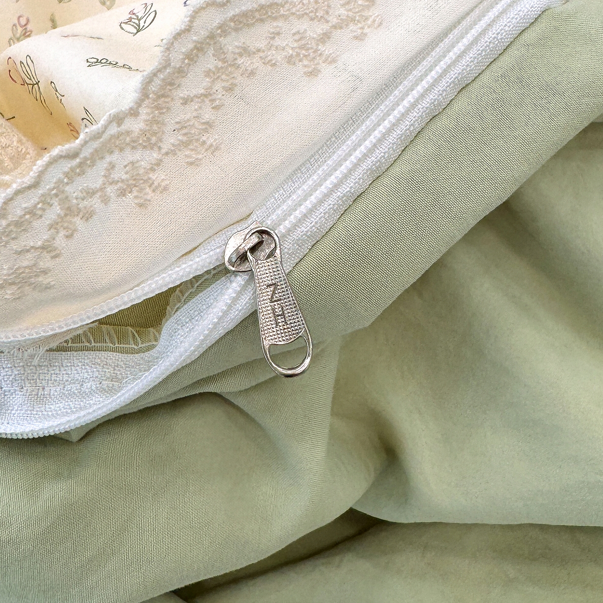 91家纺网 家纺一手货源 找家纺 竹合 2026新款田园韩版花边款小碎花古法水洗仿棉A类云感棉四件套 千寻绿