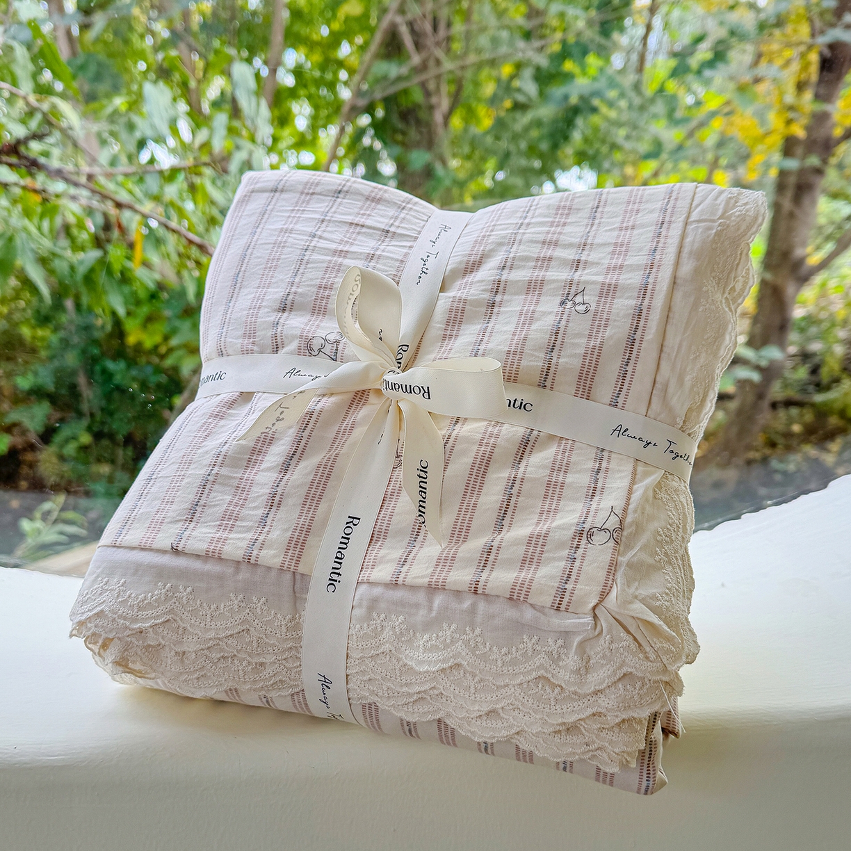 91家纺网 家纺一手货源 找家纺 竹合 2026新款田园韩版花边款小碎花古法水洗仿棉A类云感棉四件套 竖条樱桃