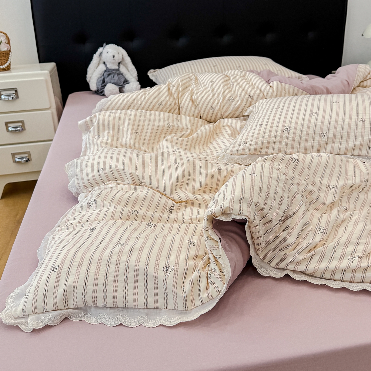 91家纺网 家纺一手货源 找家纺 竹合 2026新款田园韩版花边款小碎花古法水洗仿棉A类云感棉四件套 竖条樱桃