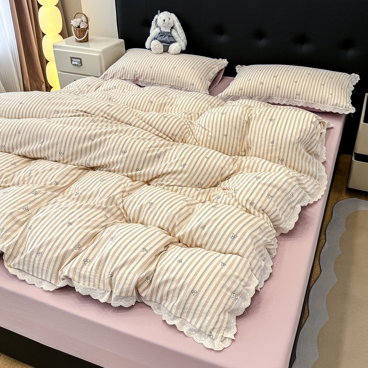 91家纺网 家纺一手货源 找家纺 竹合 2026新款田园韩版花边款小碎花古法水洗仿棉A类云感棉四件套 竖条樱桃