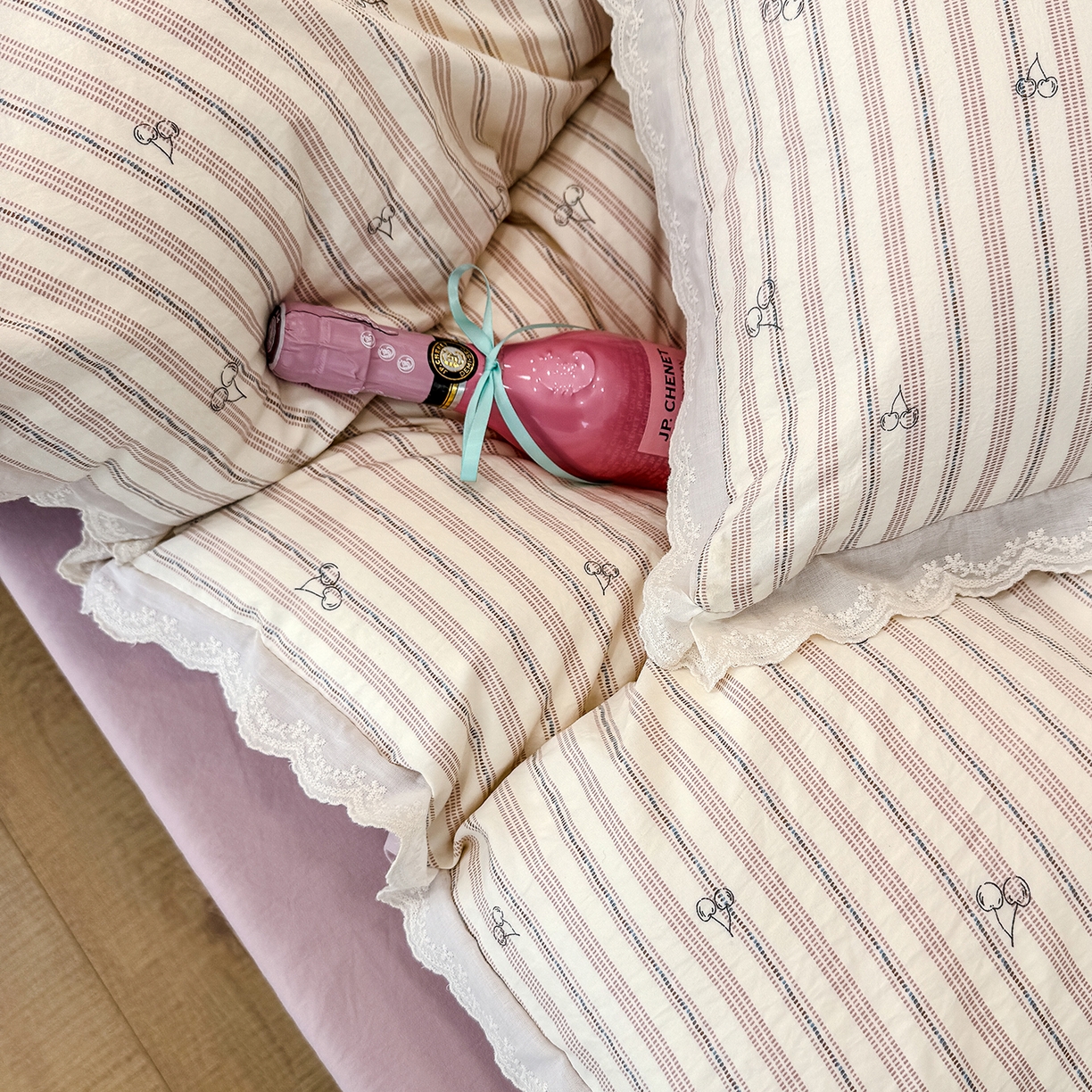 91家纺网 家纺一手货源 找家纺 竹合 2026新款田园韩版花边款小碎花古法水洗仿棉A类云感棉四件套 竖条樱桃