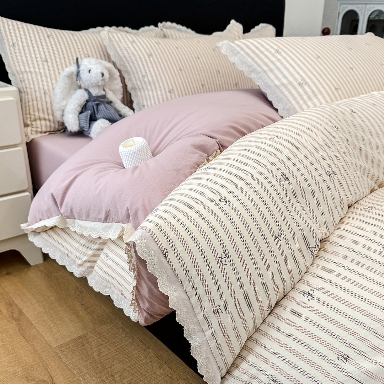 91家纺网 家纺一手货源 找家纺 竹合 2026新款田园韩版花边款小碎花古法水洗仿棉A类云感棉四件套 竖条樱桃