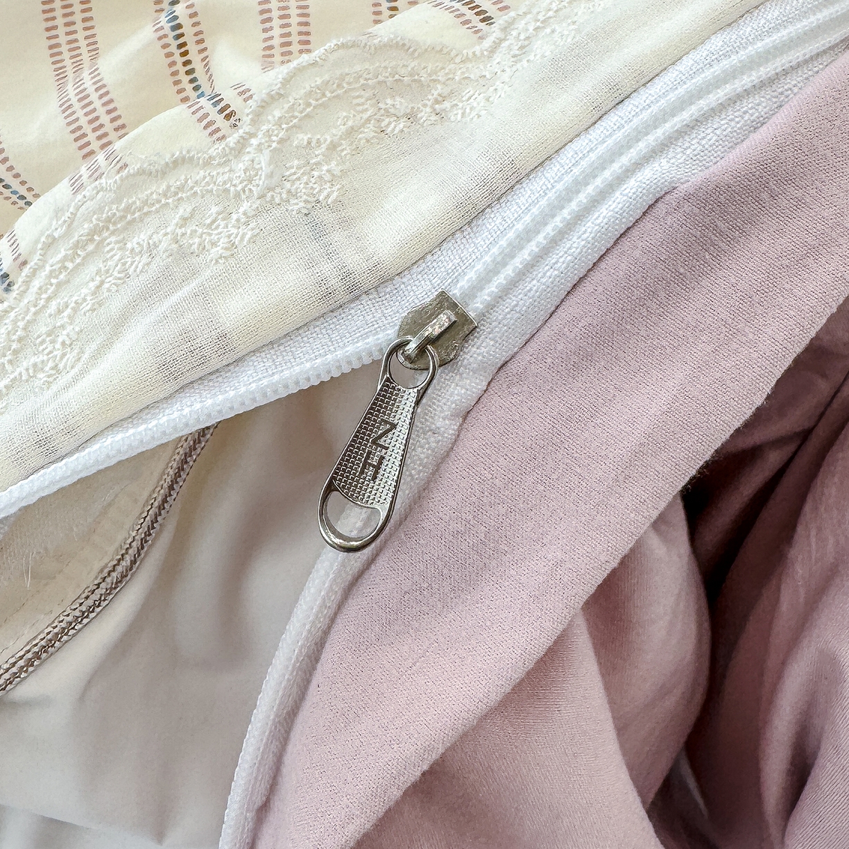 91家纺网 家纺一手货源 找家纺 竹合 2026新款田园韩版花边款小碎花古法水洗仿棉A类云感棉四件套 竖条樱桃