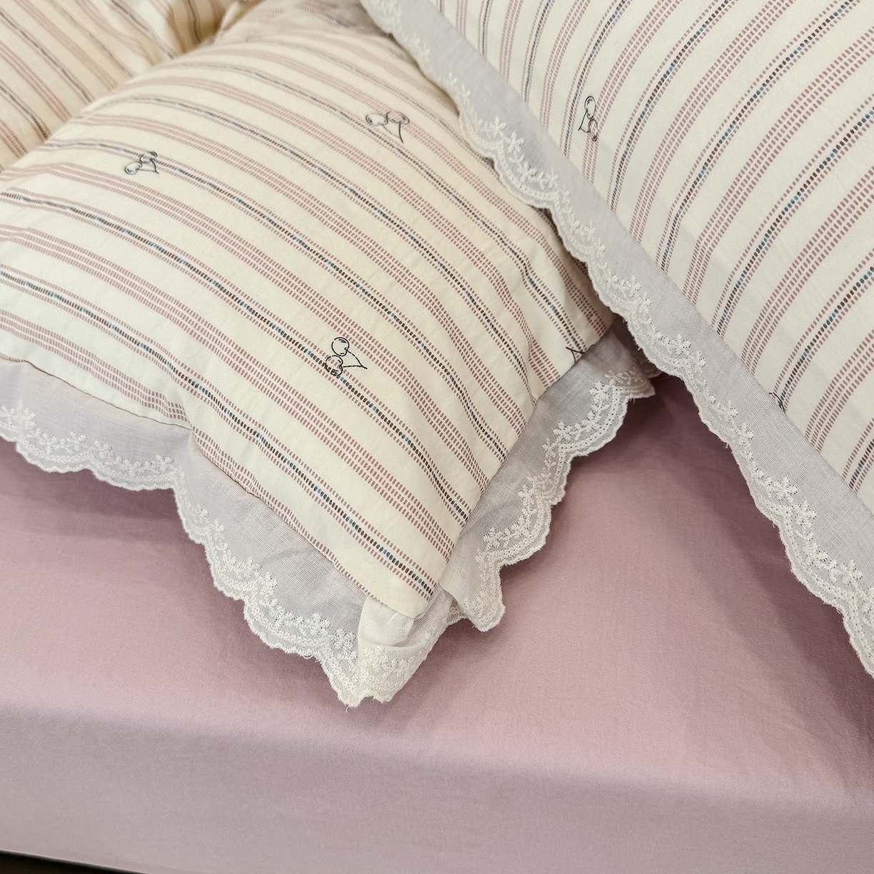 91家纺网 家纺一手货源 找家纺 竹合 2026新款田园韩版花边款小碎花古法水洗仿棉A类云感棉四件套 竖条樱桃