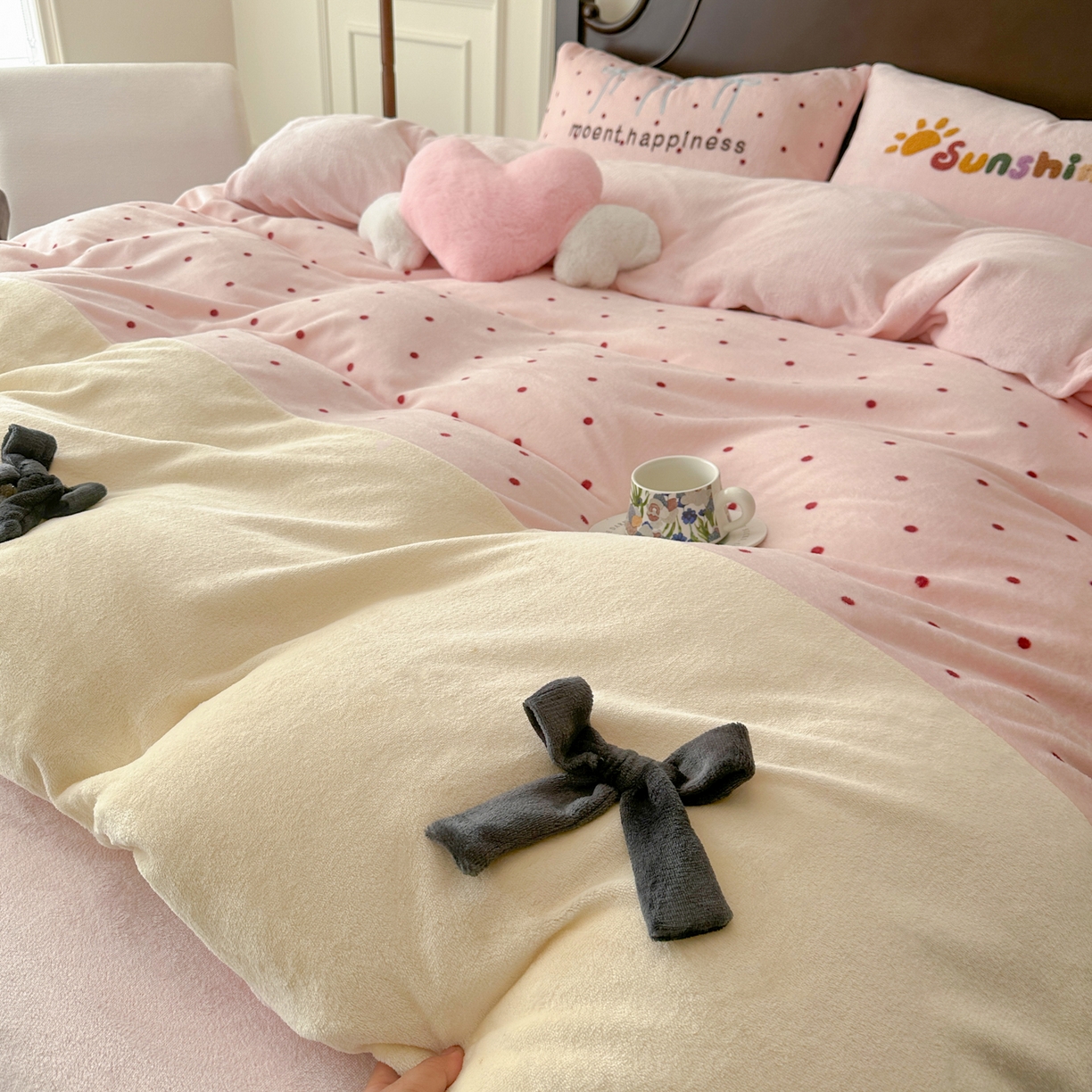 91家纺网 家纺一手货源 找家纺 子钦家纺 2025秋冬新款加厚牛奶绒复古公主风毛巾绣床单床笠四件套 牛奶绒法式复古风-粉波点