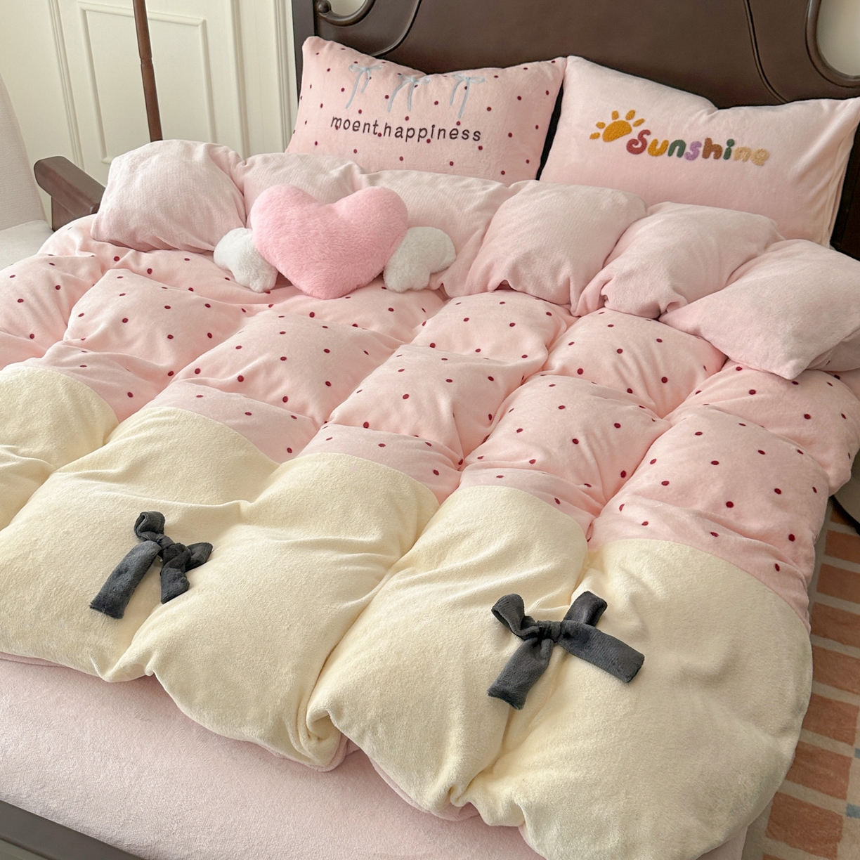 91家纺网 家纺一手货源 找家纺 子钦家纺 2025秋冬新款加厚牛奶绒复古公主风毛巾绣床单床笠四件套 牛奶绒法式复古风-粉波点