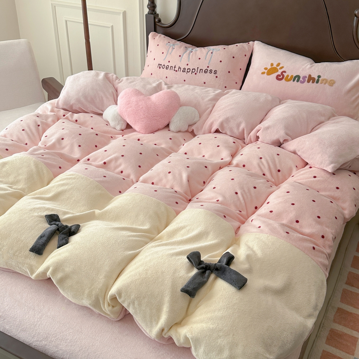 91家纺网 家纺一手货源 找家纺 子钦家纺 2025秋冬新款加厚牛奶绒复古公主风毛巾绣床单床笠四件套 牛奶绒法式复古风-粉波点