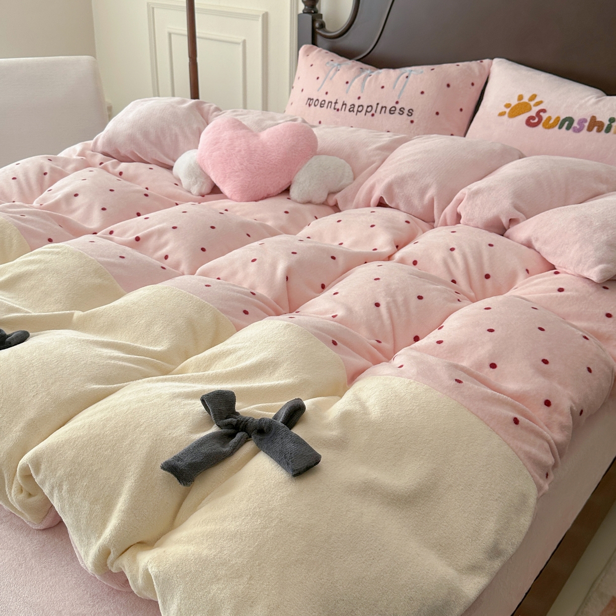 91家纺网 家纺一手货源 找家纺 子钦家纺 2025秋冬新款加厚牛奶绒复古公主风毛巾绣床单床笠四件套 牛奶绒法式复古风-粉波点