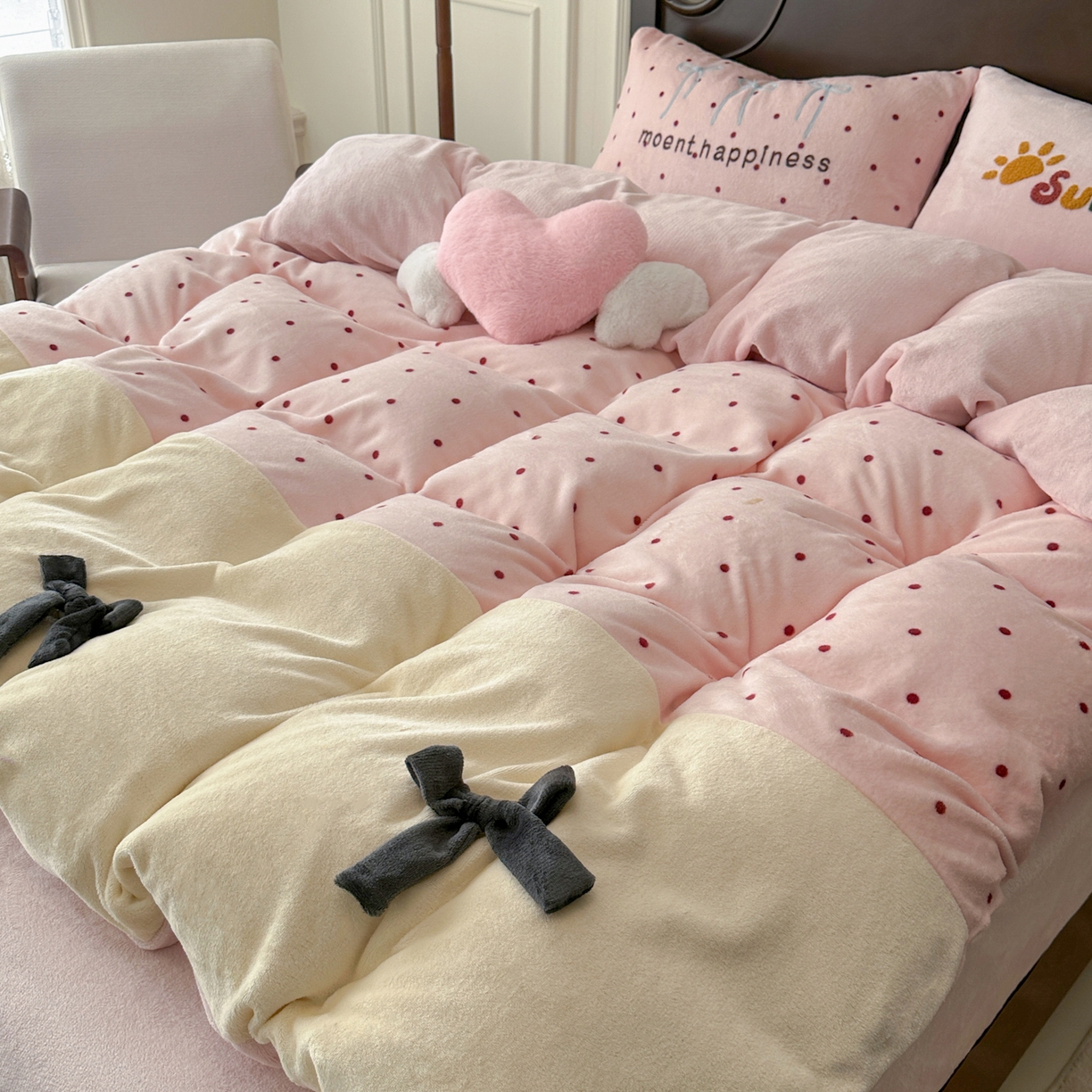 91家纺网 家纺一手货源 找家纺 子钦家纺 2025秋冬新款加厚牛奶绒复古公主风毛巾绣床单床笠四件套 牛奶绒法式复古风-粉波点