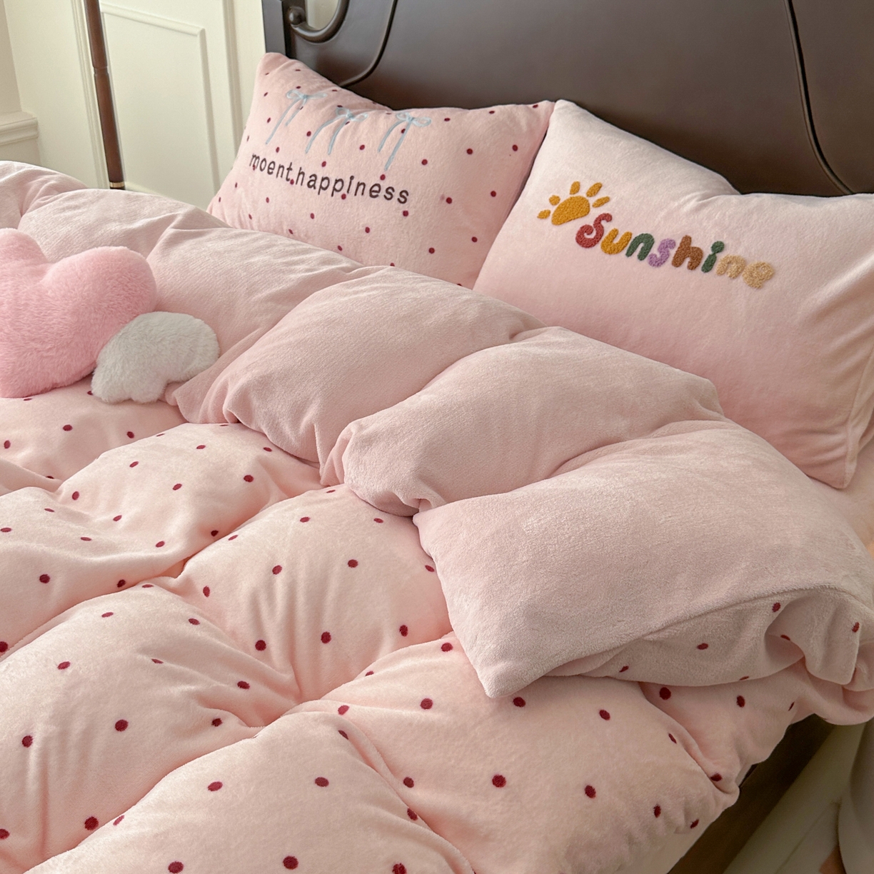 91家纺网 家纺一手货源 找家纺 子钦家纺 2025秋冬新款加厚牛奶绒复古公主风毛巾绣床单床笠四件套 牛奶绒法式复古风-粉波点