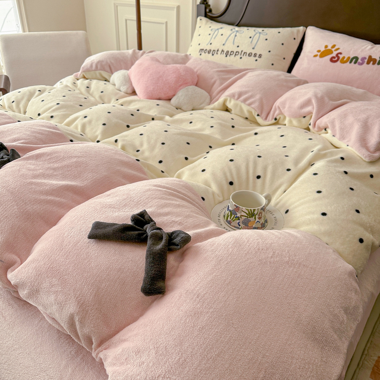 91家纺网 家纺一手货源 找家纺 子钦家纺 2025秋冬新款加厚牛奶绒复古公主风毛巾绣床单床笠四件套 牛奶绒法式复古风-奶波点