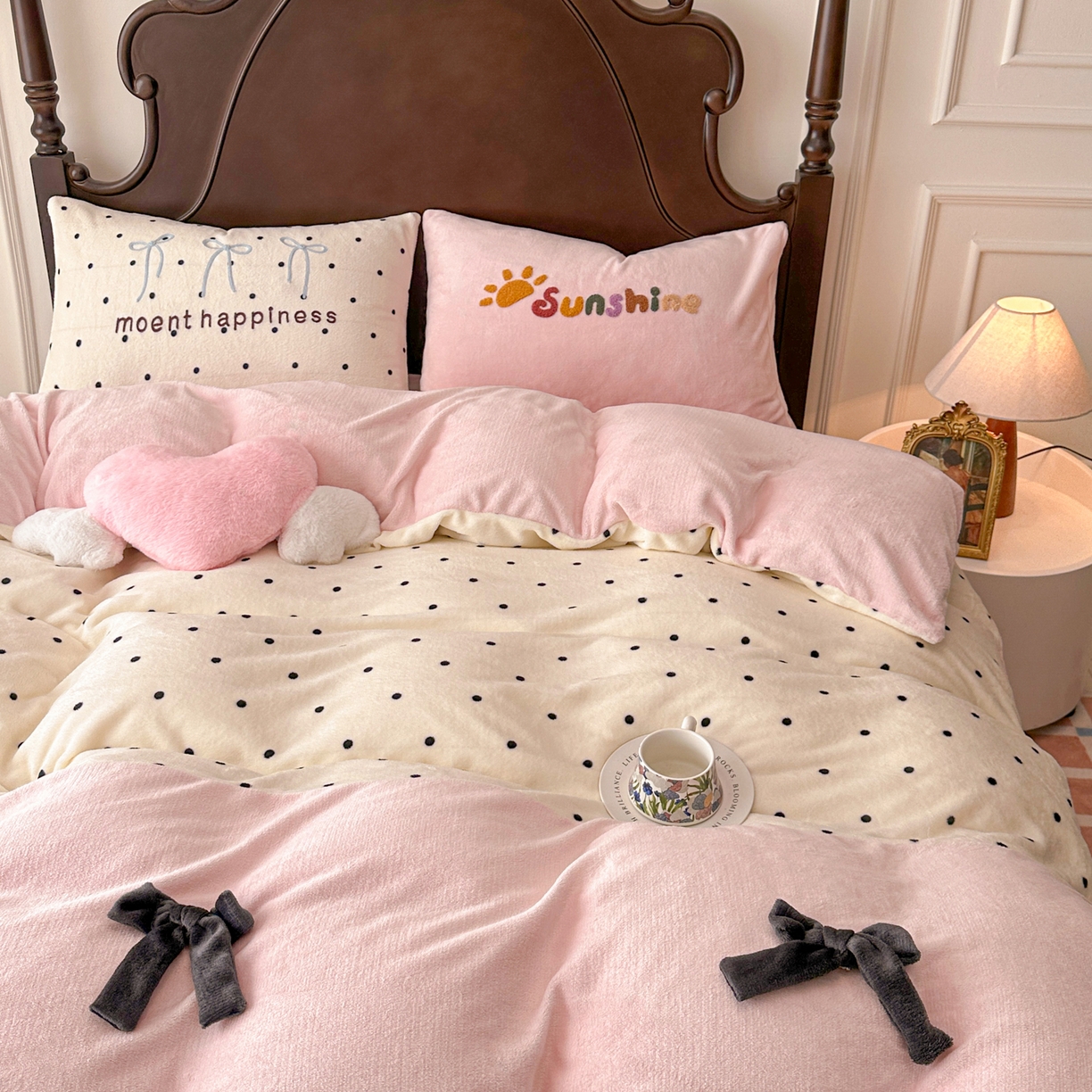 91家纺网 家纺一手货源 找家纺 子钦家纺 2025秋冬新款加厚牛奶绒复古公主风毛巾绣床单床笠四件套 牛奶绒法式复古风-奶波点