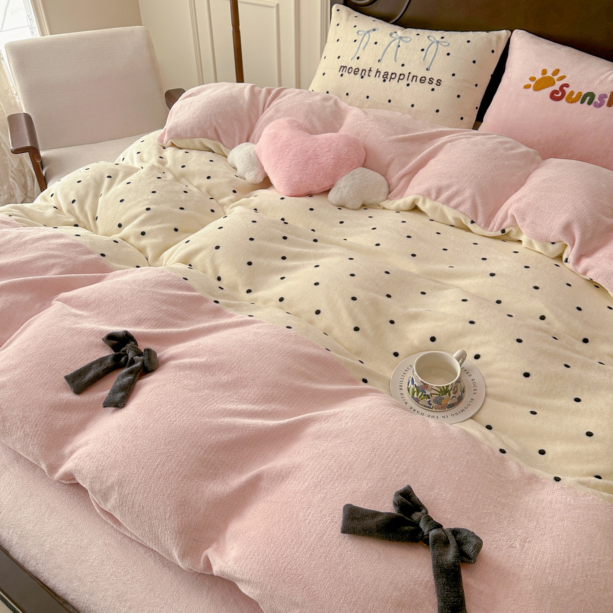 91家纺网 家纺一手货源 找家纺 子钦家纺 2025秋冬新款加厚牛奶绒复古公主风毛巾绣床单床笠四件套 牛奶绒法式复古风-奶波点