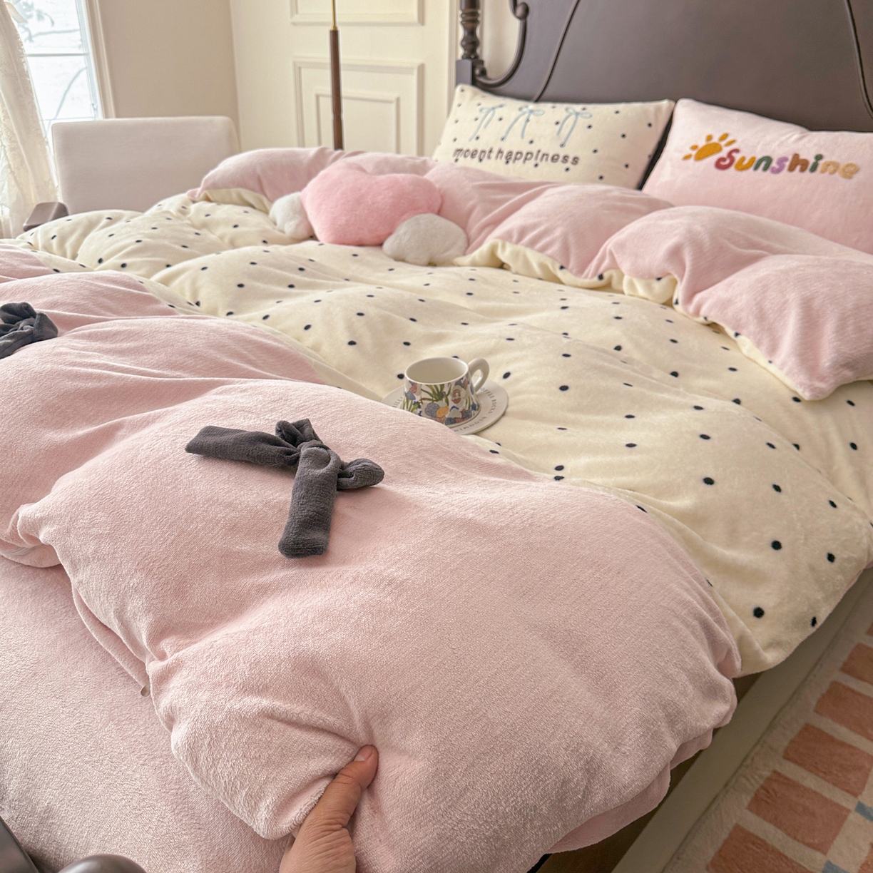 91家纺网 家纺一手货源 找家纺 子钦家纺 2025秋冬新款加厚牛奶绒复古公主风毛巾绣床单床笠四件套 牛奶绒法式复古风-奶波点