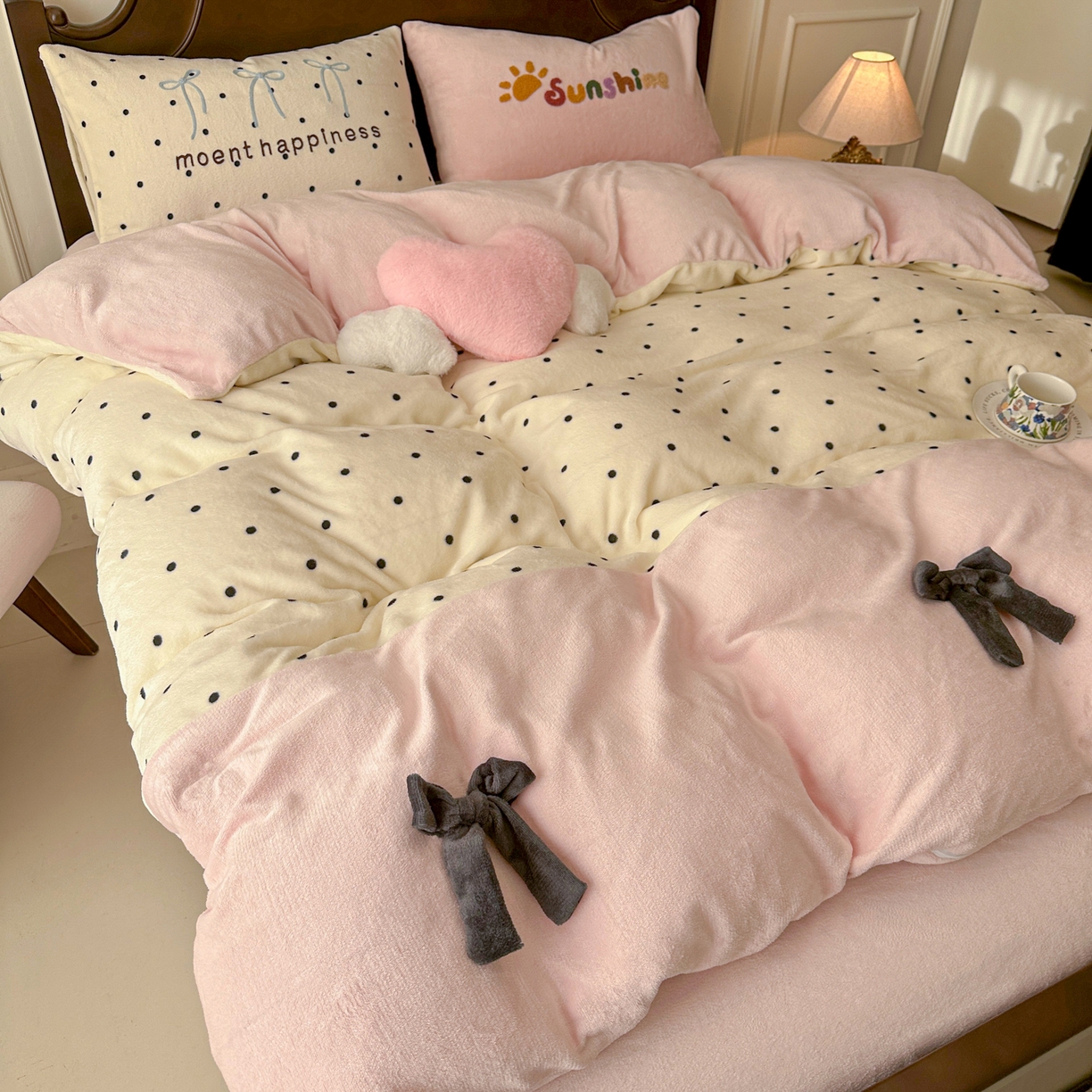 91家纺网 家纺一手货源 找家纺 子钦家纺 2025秋冬新款加厚牛奶绒复古公主风毛巾绣床单床笠四件套 牛奶绒法式复古风-奶波点