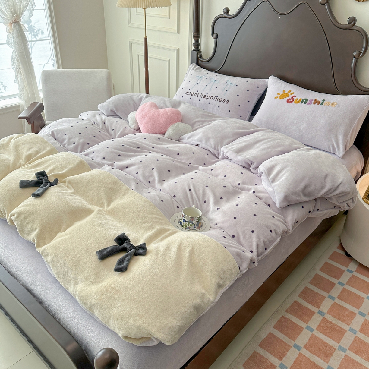 91家纺网 家纺一手货源 找家纺 子钦家纺 2025秋冬新款加厚牛奶绒复古公主风毛巾绣床单床笠四件套 牛奶绒法式复古风-紫波点