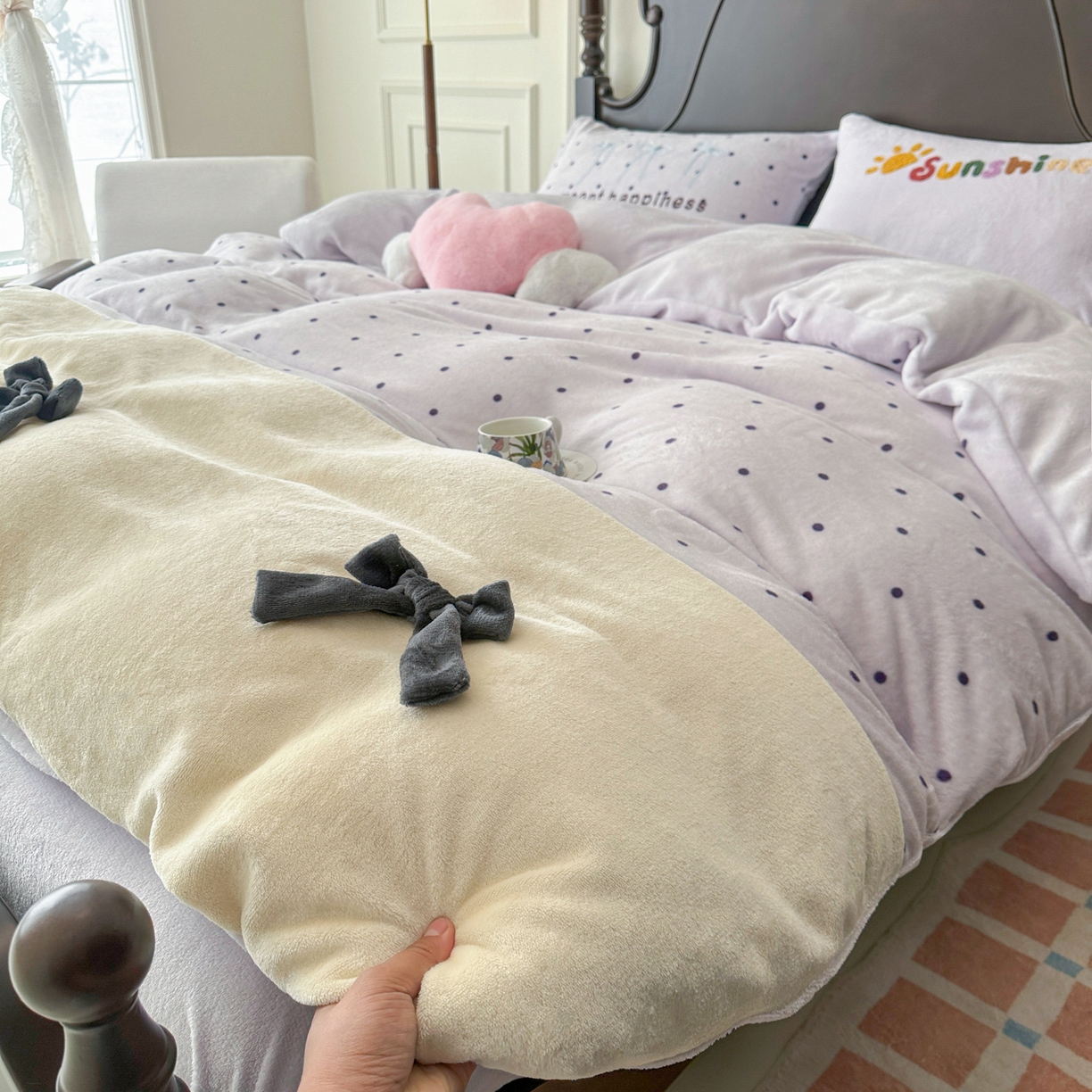 91家纺网 家纺一手货源 找家纺 子钦家纺 2025秋冬新款加厚牛奶绒复古公主风毛巾绣床单床笠四件套 牛奶绒法式复古风-紫波点