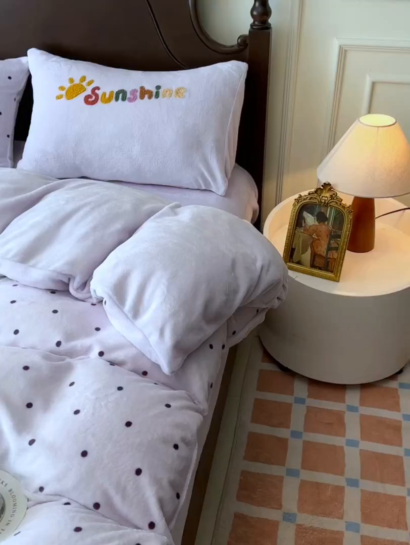 91家纺网 家纺一手货源 找家纺 子钦家纺 2025秋冬新款加厚牛奶绒复古公主风毛巾绣床单床笠四件套 牛奶绒法式复古风-紫波点