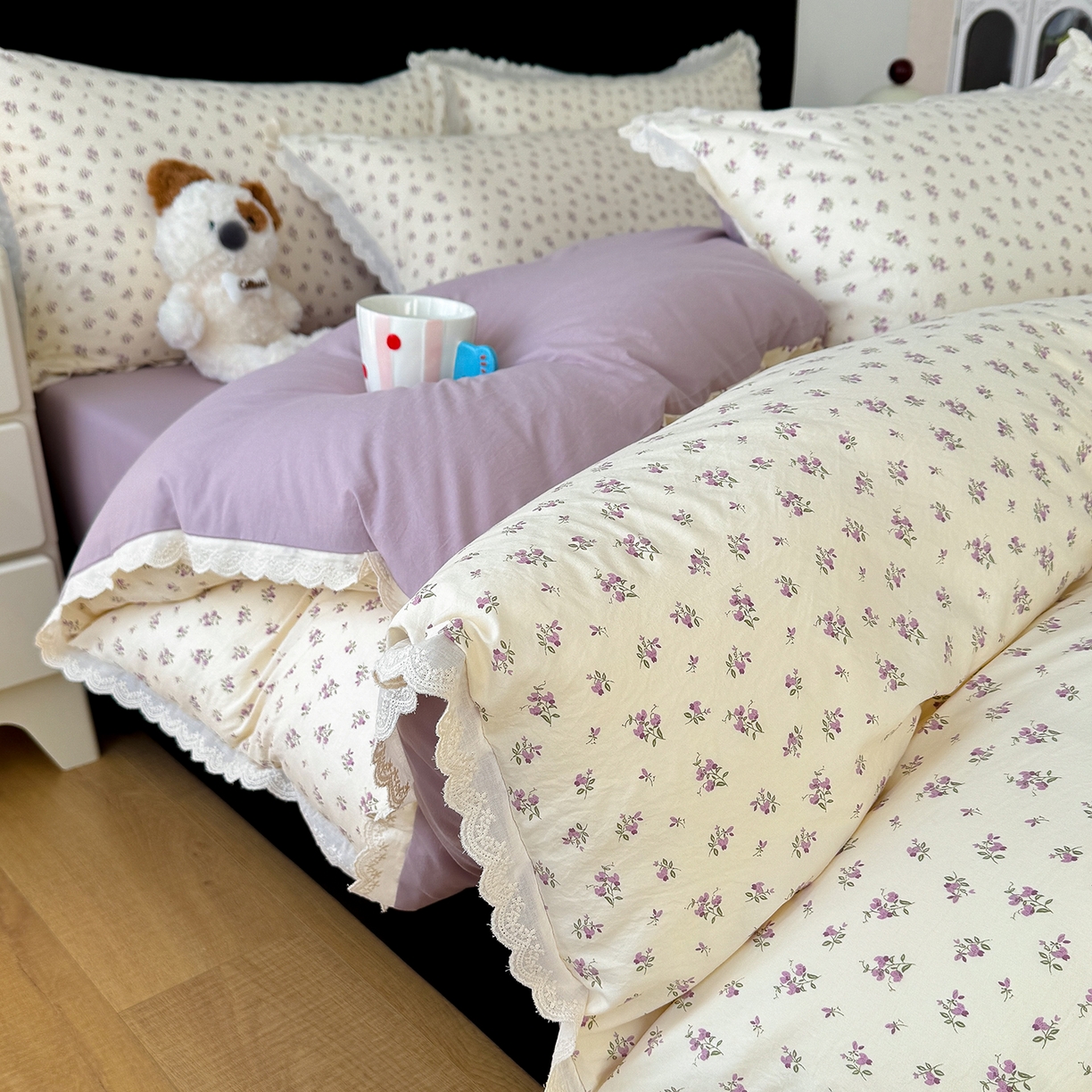 91家纺网 家纺一手货源 找家纺 竹合 2026新款田园韩版花边款小碎花古法水洗仿棉A类云感棉四件套 午后花园紫