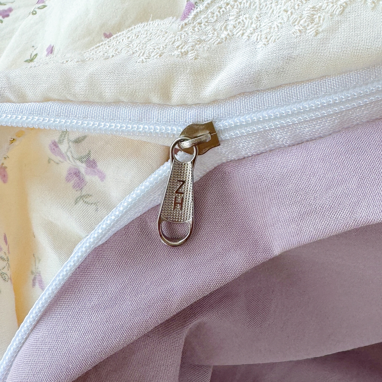 91家纺网 家纺一手货源 找家纺 竹合 2026新款田园韩版花边款小碎花古法水洗仿棉A类云感棉四件套 午后花园紫