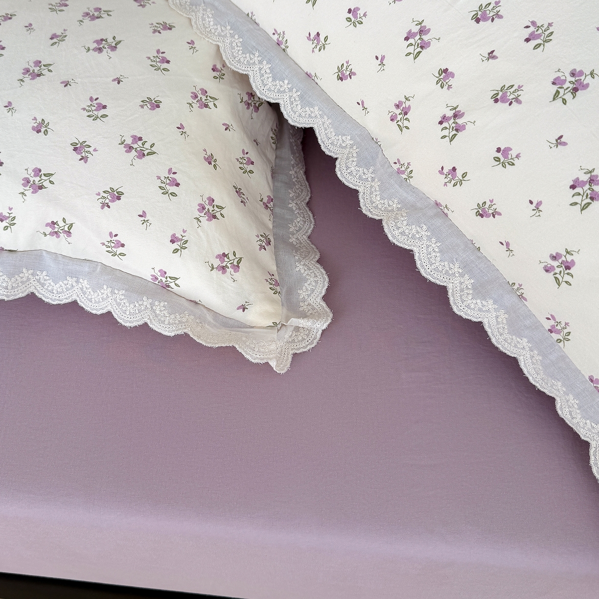 91家纺网 家纺一手货源 找家纺 竹合 2026新款田园韩版花边款小碎花古法水洗仿棉A类云感棉四件套 午后花园紫