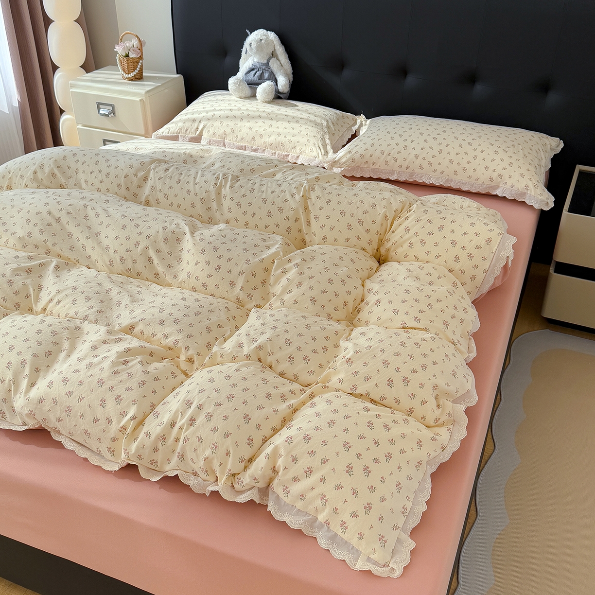 91家纺网 家纺一手货源 找家纺 竹合 2026新款田园韩版花边款小碎花古法水洗仿棉A类云感棉四件套 午后花园粉