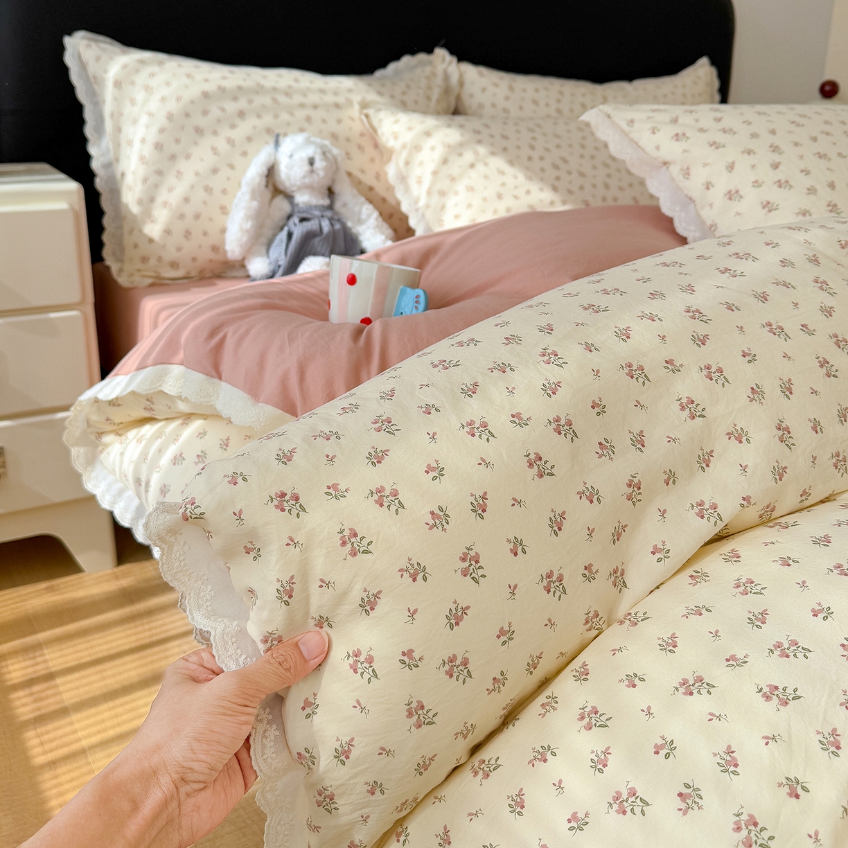 91家纺网 家纺一手货源 找家纺 竹合 2026新款田园韩版花边款小碎花古法水洗仿棉A类云感棉四件套 午后花园粉