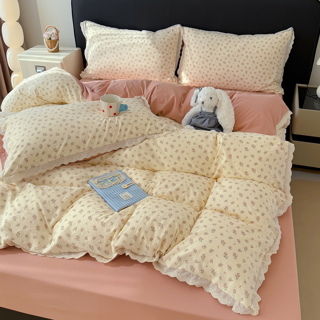 91家纺网 家纺一手货源 找家纺 竹合 2026新款田园韩版花边款小碎花古法水洗仿棉A类云感棉四件套 午后花园粉