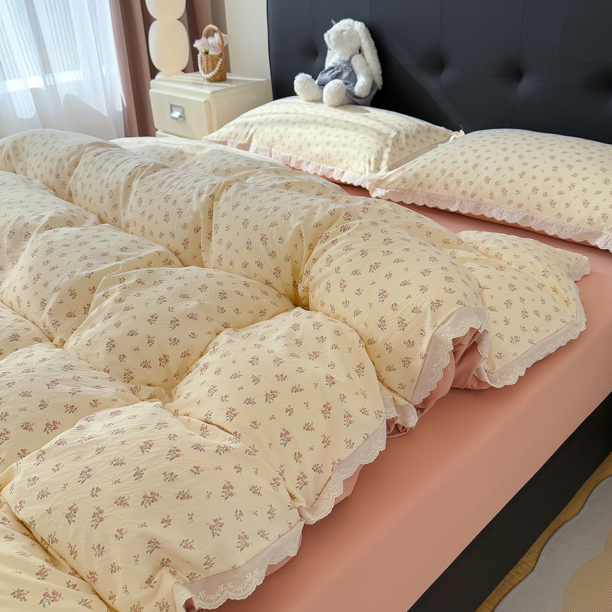 91家纺网 家纺一手货源 找家纺 竹合 2026新款田园韩版花边款小碎花古法水洗仿棉A类云感棉四件套 午后花园粉