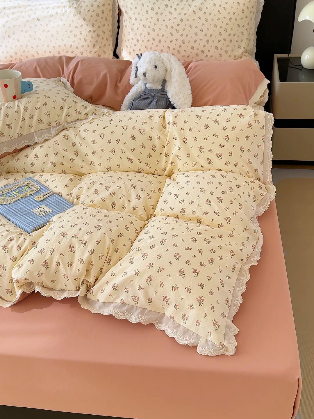 91家纺网 家纺一手货源 找家纺 竹合 2026新款田园韩版花边款小碎花古法水洗仿棉A类云感棉四件套 午后花园粉