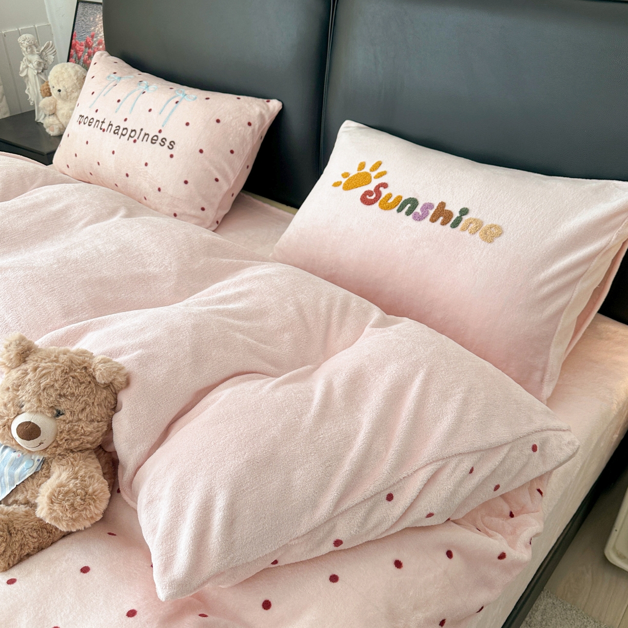 91家纺网 家纺一手货源 找家纺 子钦家纺 2025秋冬新款加厚牛奶绒蝴蝶结公主风毛巾绣床单床笠四件套 牛奶绒公主风-粉波点