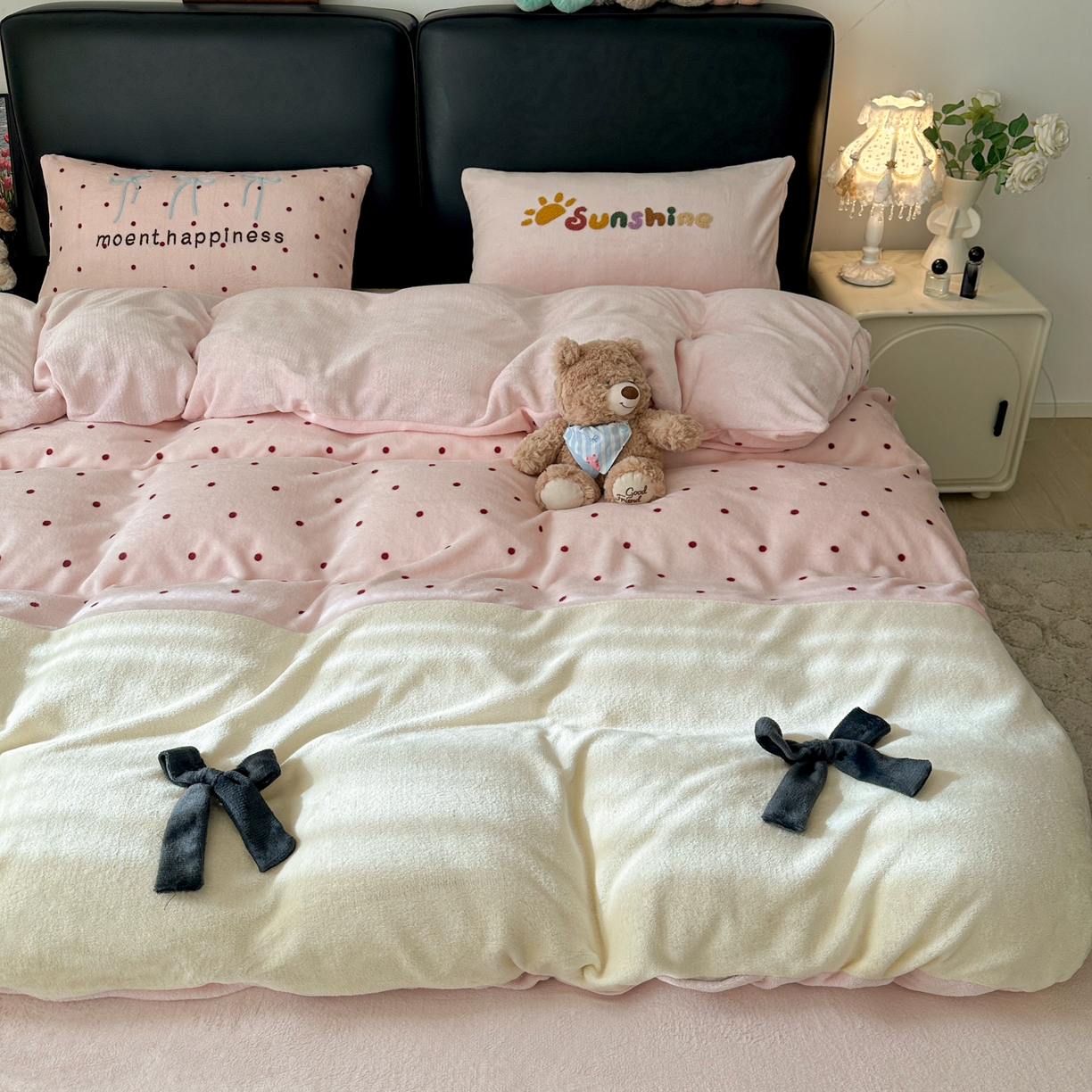 91家纺网 家纺一手货源 找家纺 子钦家纺 2025秋冬新款加厚牛奶绒蝴蝶结公主风毛巾绣床单床笠四件套 牛奶绒公主风-粉波点