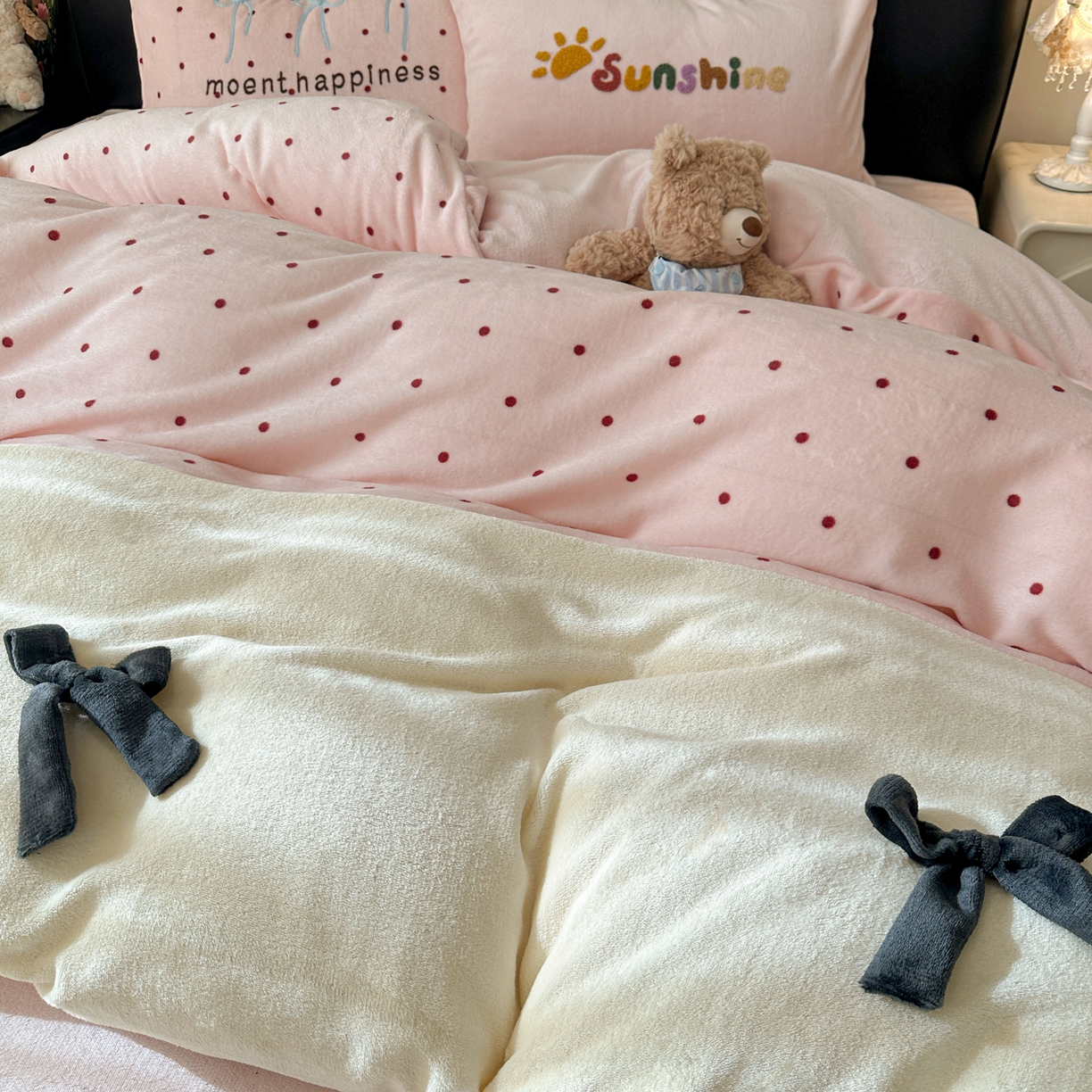 91家纺网 家纺一手货源 找家纺 子钦家纺 2025秋冬新款加厚牛奶绒蝴蝶结公主风毛巾绣床单床笠四件套 牛奶绒公主风-粉波点