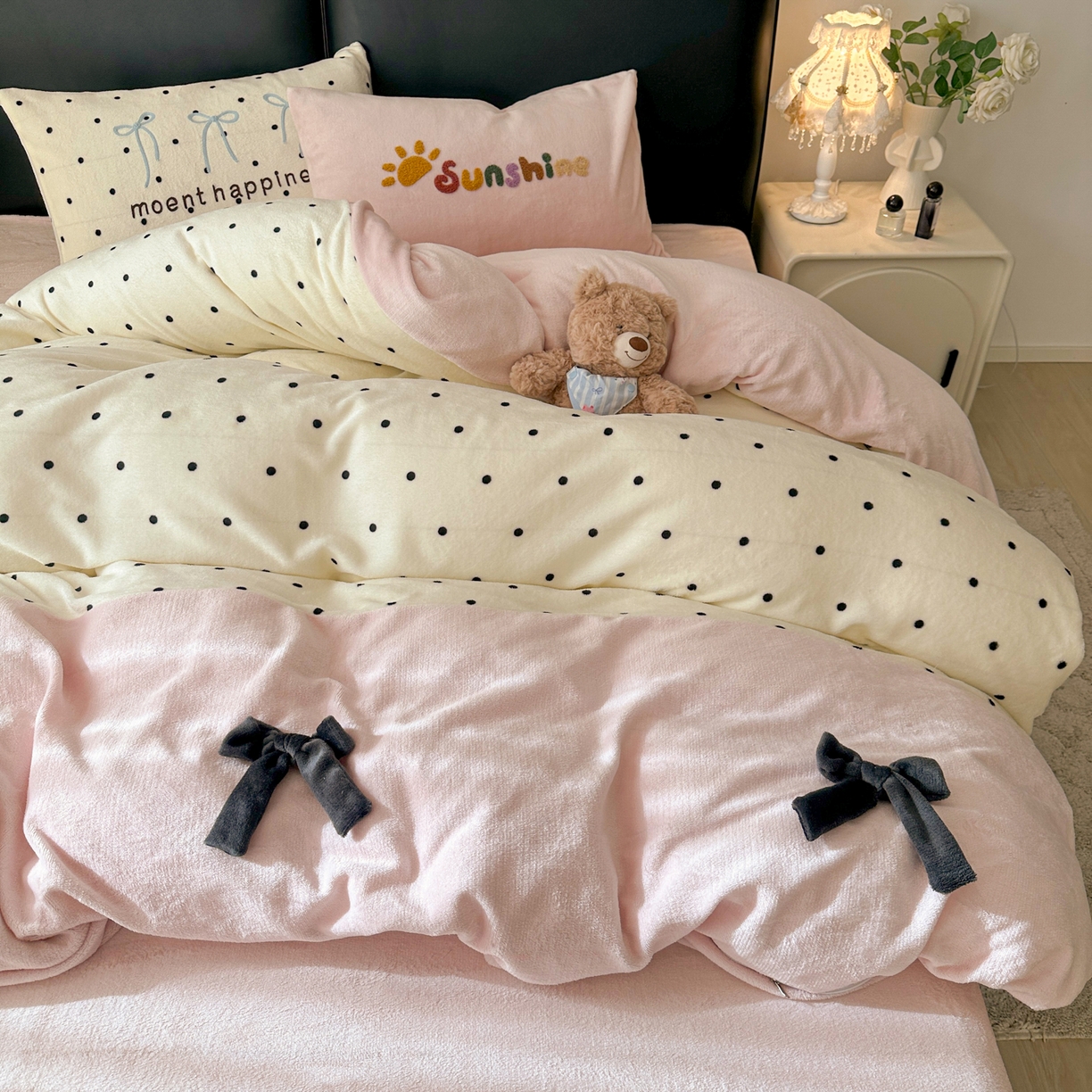 91家纺网 家纺一手货源 找家纺 子钦家纺 2025秋冬新款加厚牛奶绒蝴蝶结公主风毛巾绣床单床笠四件套 牛奶绒公主风-奶波点