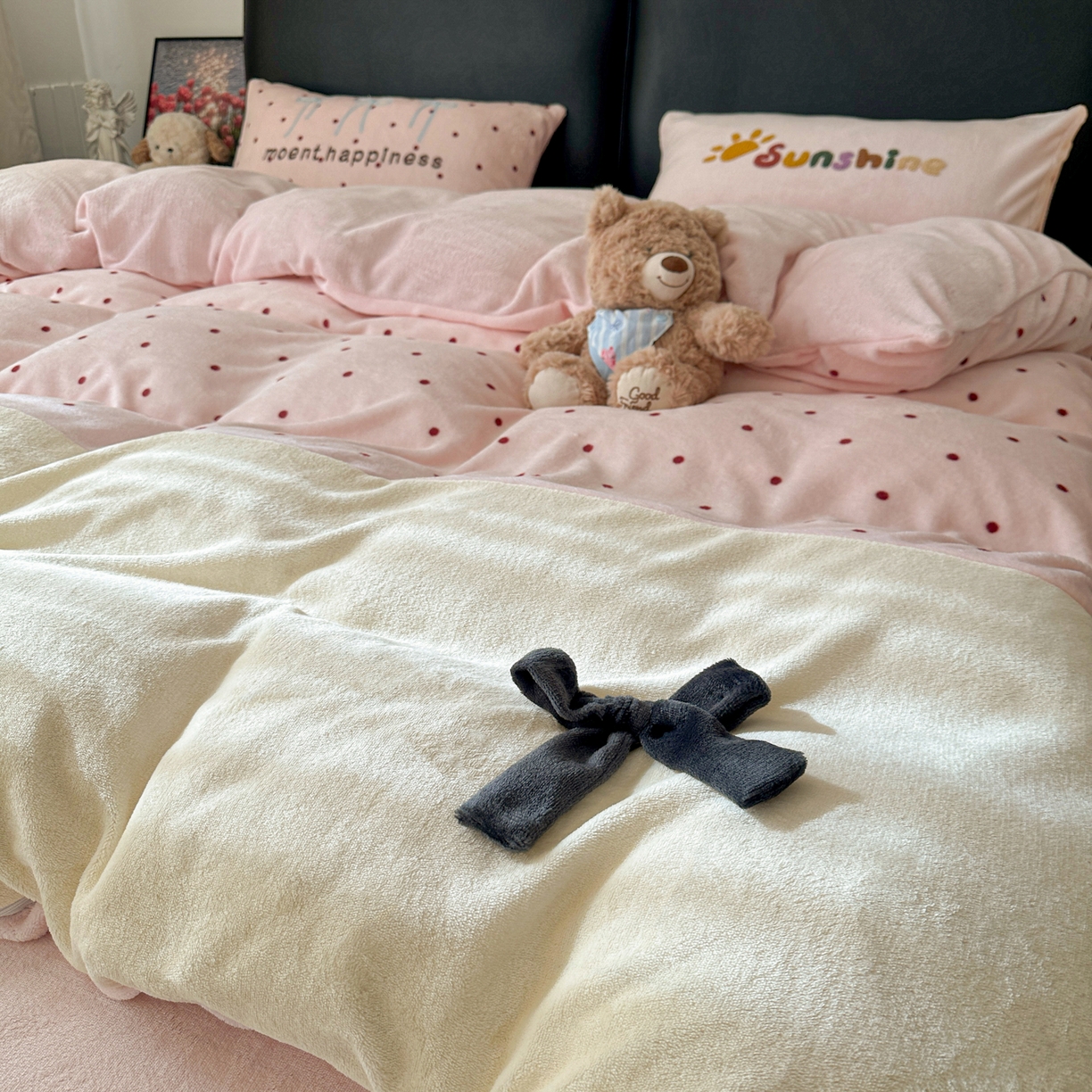 91家纺网 家纺一手货源 找家纺 子钦家纺 2025秋冬新款加厚牛奶绒蝴蝶结公主风毛巾绣床单床笠四件套 牛奶绒公主风-粉波点