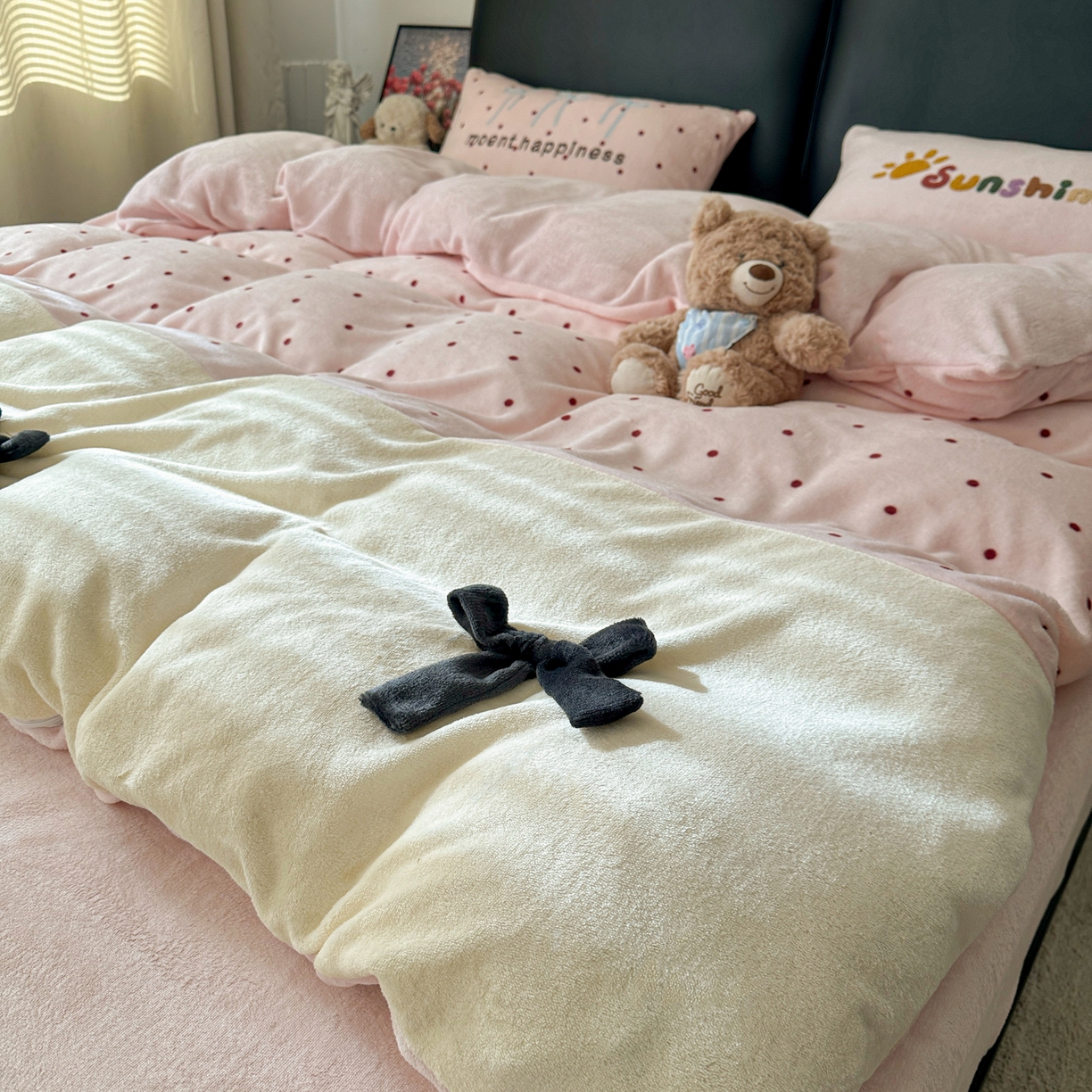 91家纺网 家纺一手货源 找家纺 子钦家纺 2025秋冬新款加厚牛奶绒蝴蝶结公主风毛巾绣床单床笠四件套 牛奶绒公主风-粉波点