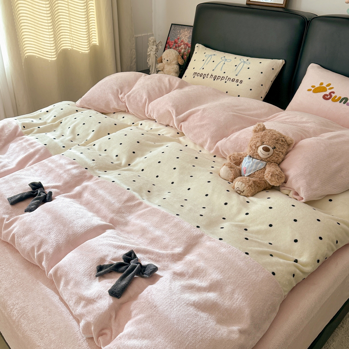 91家纺网 家纺一手货源 找家纺 子钦家纺 2025秋冬新款加厚牛奶绒蝴蝶结公主风毛巾绣床单床笠四件套 牛奶绒公主风-奶波点