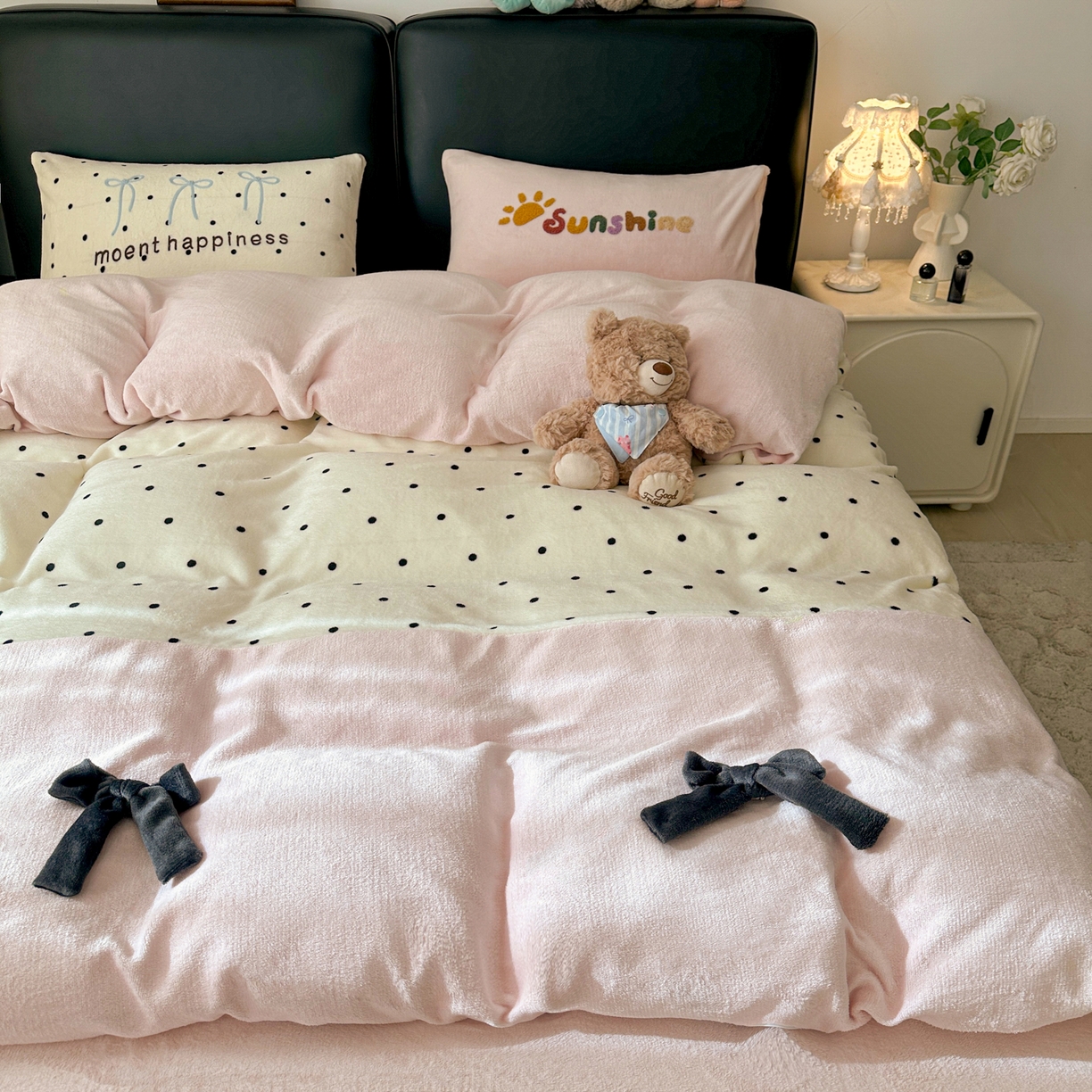 91家纺网 家纺一手货源 找家纺 子钦家纺 2025秋冬新款加厚牛奶绒蝴蝶结公主风毛巾绣床单床笠四件套 牛奶绒公主风-奶波点